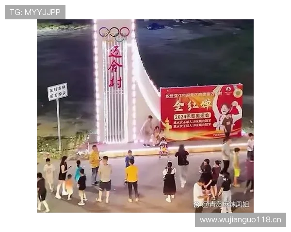 张楠的豪车别墅被曝光，朋友圈却全是打卡小吃店？