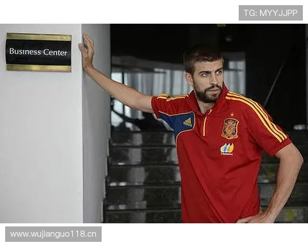 杰拉德·皮克抱娃出门，旁边那行李箱随手一放能抵我两年房租